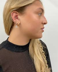 Orelhinha da Bárbara renovada ✨ , Perfuração no conch feita por mim,  aproveitamos pra atualizar o hélix com essa argola cravejada e com a  correntinha pra dar um charme!