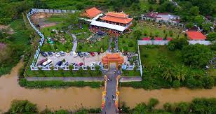 Con đường ở phía trước đền thờ tổ nghiệp của danh hài hoài linh vẫn còn chưa trải nhựa, chông chênh đá, đất. Ä'á»n Thá» Tá»• Nghiá»‡p Quáº­n 9 Tam Huyáº¿t 16 NÄƒm Cá»§a Nghá»‡ SÄ© Hoai Linh