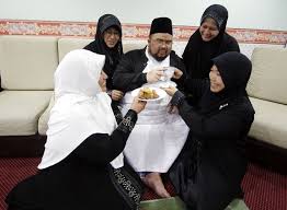 Finally, the video states and shows how polygamous muslim men are allowed to apply for public assistance benefits up to four wives. Polygamy In Muslims I Was There