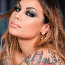 Giveaway alert 🚨 because EARRINGS! Hi friends! The lovely Jackie from  @etahlove reached out and asked if I wanted to do a giveaway with her and  of course I had to say