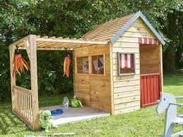 Les armoires de jardin en bois sont fabriquées à partir d essences qui se développent sous un climat froid. Une Cabane En Bois Pour Enfant A Prix Doux Joli Place Cabane Bois Enfant Cabane Bois Cabane Jardin Enfant