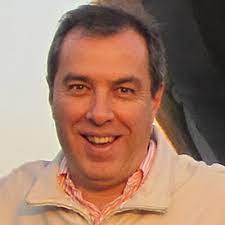 No perfil pessoal do comentarista, porém, segue escrito que ele é funcionário da rádio. Fernando Sampaio Sampaiojovempan Twitter