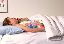 كيف يؤثر حزام اعوجاج العمود الفقري على نوم الطفل؟