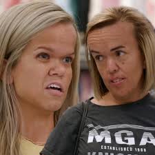 Disagreement between Anna and her mother in the 7 Little Johnstons Family