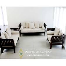 Kain dan rangka kayu yang berkualitas membuat sofa ini terasa nyaman. Kursi Tamu Sofa Modern Solid Khamila Mebel