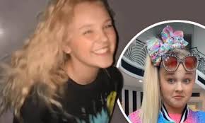 I was vaguely aware of her, having seen her merchandise in target. Jojo Siwa Shows Off Her Natural Hair In Tiktok Video Without Her Signature Ponytail And Massive Bow Daily Mail Online