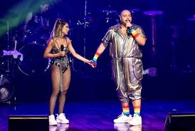 Em um relacionamento com o produtor fernando poli há cinco anos, tiago abravanel revelou, em entrevista à revista quem, que o marido é próximo de silvio santos, seu avô. Tiago Abravanel Beija O Marido Em Apresentacao Do Bloco Do Abrava Abravanel Marchinhas De Carnaval Cantores