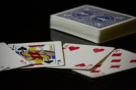 Then, they'll pass out 2 cards to each player. Top 10 Quick Poker Tips To Start Playing Better Poker In 5 Minutes