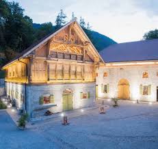 Un espace modulable selon vos besoins pouvant accueillir de la cour intérieure de la ferme, arborée de buis et de rosiers, fera de votre réception une totale réussite. La Ferme De Gy A Giez En Haute Savoie Location De Salle Salle Reception Salle De Mariage