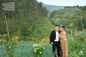 Ada yang melakukan foto prewedding indoor dengan latar café, namun ada juga yang memilih melakukan sesi foto prewedding outdoor dengan latar alam bebas. Tempat Foto Prewedding Outdoor Di Tawangmangu Karanganyar Solo Nuansa Tema Alam Terbuka Dg Kebaya Prewedding Jawa Simple Modern Deffie Bedro Fotografer Pernikahan Prewedding Wedding Photographer Jogja Yogyakarta Indonesia