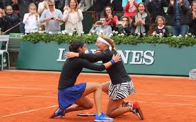 Alizé cornet, caroline garcia, kristina mladenovic, pauline parmentier, julien benneteau. En Images Roland Garros La Joie De Caroline Garcia Et Kristina Mladenovic Le Parisien