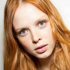 She uses lipstick that matches the shade of her hair, and for her eyes, she uses a lot of mascara. This Is The Best Makeup For Red Hair