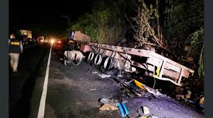 Una persona murió y nueve resultaron heridas. Choque Frontal Entre Camion Y Rastra Deja Dos Muertos Y Un Lesionado En Panamericana