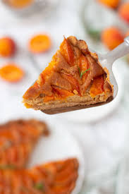 Tarte A L Abricot Amndes Romarin Sans Gluten Sans Lactose Recette En 2020 Tarte Aux Abricots Recettes Saines Et Gourmandes Tarte Sans Pate