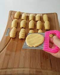 vazgecilmeyen klasik tariflerden sekillerini patates dilimleyici ile yaptim istediginiz sekildede yapabilirsiniz bayat man vs food food print cookie stamps