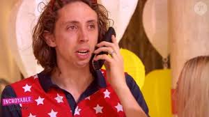 Photo : Patrick, très ému par le coup de fil à ses parents (Mon incroyable  fiancé saison 3, épisode diffusé le vendredi 24 octobre 2014 sur TF1.)