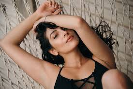 Hoi, ik ben anna nooshin, fashion blogger, online ondernemer en auteur (mijn boek on top ligt op 23 april in de winkels). First Images From The Anna Nooshin Swimwear Collection Hunkemoller