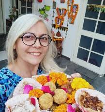 Desde la India, Daisy May Queen habla de la dolorosa búsqueda de su  identidad