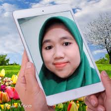 Terjebak Kontrak dengan Empat Pria Part 37 🌻 "Piknik kok menunya seblak,"  komentar mamanya Wibby. Angin berembus semilir. Langit cerah, suasana panas  berangin. Tikar digelar di halaman yang tertutup kanopi yang biasa