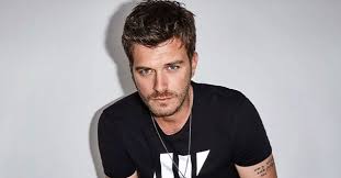 Koç burcu olan başak dizer, 1.75 cm boyundadır ve 54 kilodur. Kivanc Tatlitug Kimdir Nerelidir Kac Yasinda Ve Kiminle Evlidir