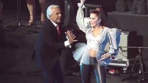 Frida sofía, hija de la cantante mexicana alejandra guzmán ha estado en el medio del huracán luego que salieran a la luz imágenes de su madre junto a christian estrada, con quien tuvo una relación. Enrique Guzman Alejandra Guzman Popotitos La Plaga 2019 Youtube