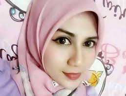 Namun lama kelamaan pemeran cowo dalam video tersebut menggoda sang cewe dan akhirnya terjadilah adegan yang sama sekali tidak di sensor. Jika Kau Rasa Getarnya Lirik Lagu Aku Dia Kenangan Di Badai Asmara Haruskah Aku Terus Merayu Padamu Haruskah Aku Taburi Janji Beribu Untuk Menembusi
