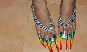 Las modas siempre llaman la atención cuando comienzan a hacerse populares, y no siempre es de la mejor manera. La Nueva Tendencia De Las Unas Largas En Los Pies Que Ha Horrorizado A Muchos En Instagram Va A Gustarme