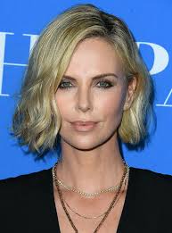 Mince et si séduisante❗️✨ Sharon Stone, 47 ans, a posté un selfie dans une  robe quadrillée noire.💃🔥 Presque rien ne couvrait ses longues jambes  minces, les talons hauts l'ont fait paraître plus