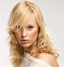 La coupe au carré plongeant bouclé est une variation du carré classique. Coiffures De Mariage Pour Les Cheveux Longs Et Mi Longs Marie Claire