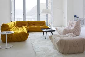 Comfy seats and snug backrests guarantee enjoyable moments with family and friends. Klassisch Sofa Urgestein Togo Mit Bodenkissen Von Ligne Roset Bild 24 Schoner Wohnen