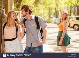 Eifersüchtig Mädchen flirten paar im Freien zu betrachten. Glückliche junge  Frau und Mann Paar aus. Sommer-Romantik-Affäre Stockfotografie - Alamy