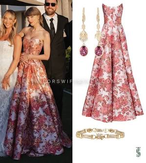 The $4,115 Marcarian Leila floral brocade gown worn by Taylor Swift, do AI tạo