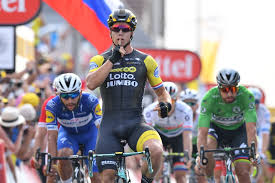 Fabio jakobsen, campeón de los países bajos, consiguió su sexta victoria de la temporada y la primera en una grande en el esprint de el puig. Dylan Groenewegen Fur Neun Monate Gesperrt