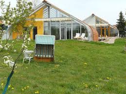A sufficient water supply is maintained collectively via rain, dew and condensation from a cooling system which can also be recycled and used to replenish the garden. 15 Bio Solar Haus Ideen Solarhaus Bungalows Haus