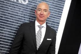 Jeff bezos e altre tre persone voleranno dunque a più di 100 chilometri dalla superficie terrestre, prima di ritornare in sicurezza. Jeff Bezos Andra Nello Spazio Con Suo Fratello L Annuncio