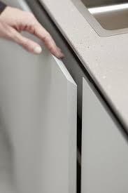 Sin tiradores en las puertas y con diseño excesivamente minimalista pueden parecer algo impersonal. Pin En Kitchen