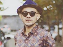 Hal tersebut karena lagu ini merupakan lagu terakhir yang diciptakan sebelum seventeen kehilangan anggotanya saat bencana tsunami banten . Kehilangan Suami Untuk Selamanya Lagu Terakhir Ciptaan Herman Seventeen Buat Sang Istri Sedih
