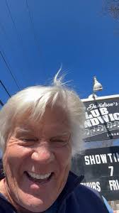 I am back from La Paz, Mexico! I said goodbye to my sweet Cantante and am  back to Club Sandwich. When I arrived, I found this amazing award for Club  Sandwich!