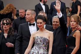 A gauche en sortant de l'ascenceur. Qu Est Ce Qu On A Fait Au Bon Dieu Fete Son Succes A Cannes La Presse
