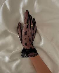 Aesthetic female hand in a black glove. ð¢ On Twitter Gloves Fashion Boujee Aesthetic Classy Aesthetic