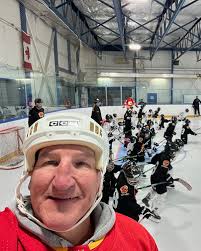 Tim Hunter and Brendan Mikkelson are helping out at a Jr. Flames session  today! The program, which is supported by the Flames Foundation,  @hockeycalgary, and the Flames alumni, helps players continue to