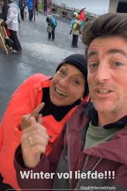 Hugo Kennis komt Winter Vol Liefde-deelnemer tegen en lijkt uitkomst te  verklappen