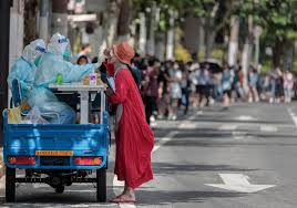 中國多地轉向常態化核酸檢測，引發對經濟擔憂- 紐約時報中文網