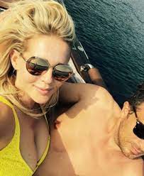 More info12 pictures were removed from this gallery. Chantal Sexy In Zomers Knalgeel En Bridget Happy In De Zon Show Ed Nl