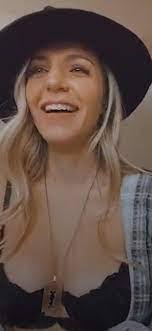 Carey Hess's Instagram, Twitter & Facebook