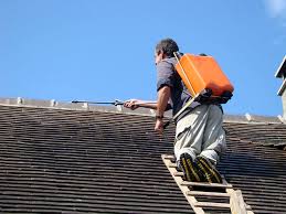 Si la durée de vie est inférieure à celle de la pierre naturelle, elle est cependant tout à fait comparable à celle des tuiles. Nettoyer Une Toiture En Ardoise