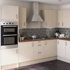 Cremekuche Mit Grauen Fliesen Und Holzarbeitsplatte Google Kuche Deko Kuchen Mobel Kuchen Design Fliesen Kuche