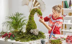 #wichtel aus #tannenzweigen selber machen mit und ohne #moos. Wichtel Aus Tanne Und Moos Selber Machen Dekoration Weihnachten Basteln Weihnachtsdeko Im Garten Weihnachtsdekoration