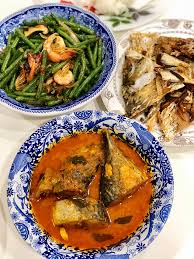 Dengan rasa kuah yang seimbang,bebola ikan dan isi kerang, memang terbaik. Kari Ikan Tongkol Tanpa Santan Aku Sis Lin