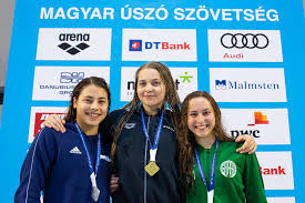 Mihályvári farkas viktória 800 m gyorson és 400 m vegyesen is éremért úszhat hétfő délután • forrás: Magyar Uszo Szovetseg Magyar Uszovalogatott Gal Kincso Fabian Fanni Mihalyvari Farkas Viktoria Facebook